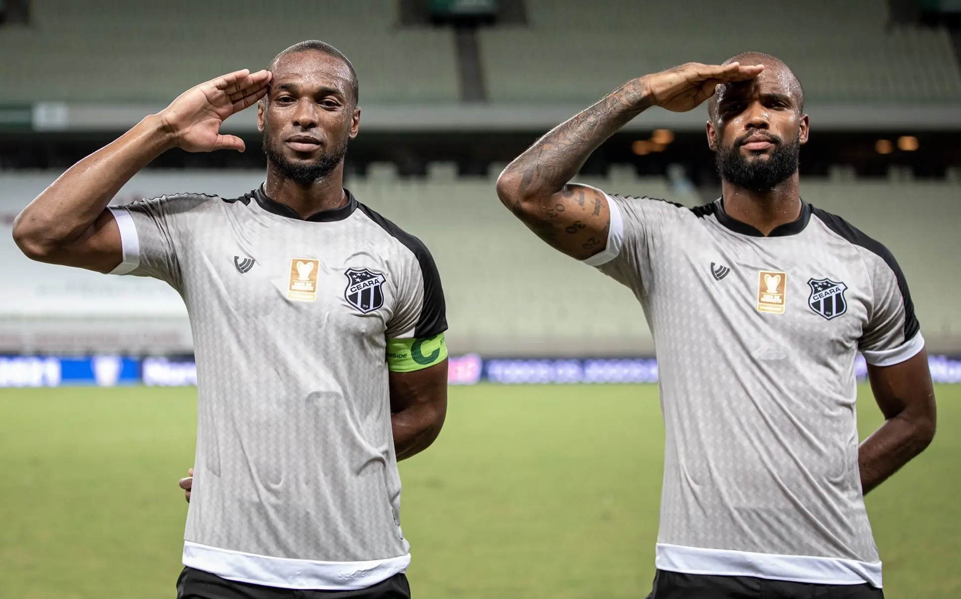 Luiz Otávio e Messias comemoram gol batendo continência, um símbolo dos militares