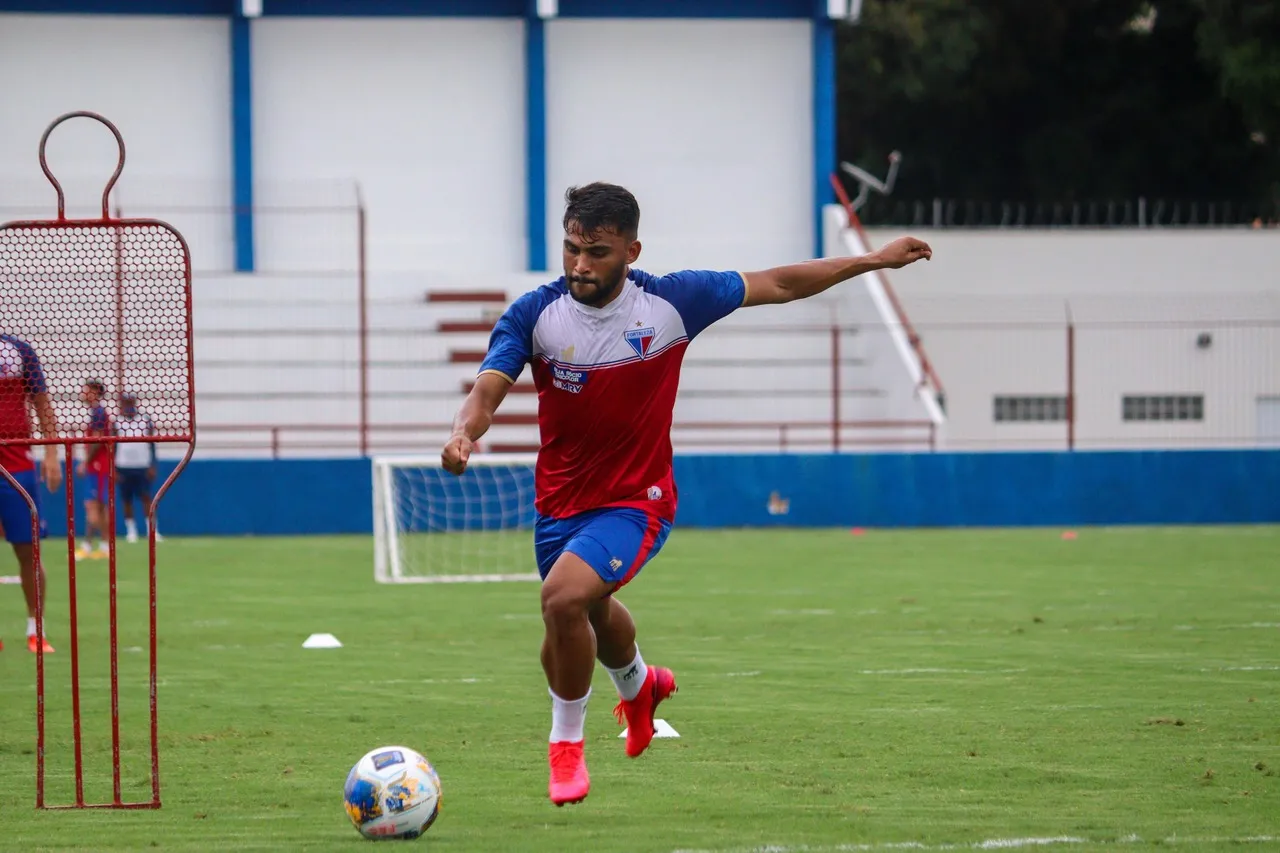 Sem Ederson, Ronald será titular no meio de campo