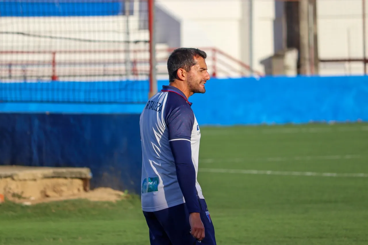 O auxiliar fixo Léo Porto comanda o Fortaleza até a definição do novo treinador