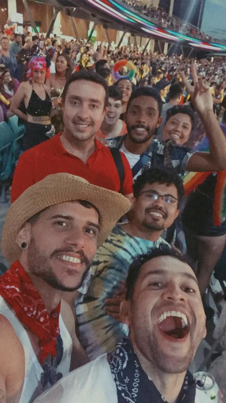 O designer de moda Lezio Lopes com amigos em festa na Austrália no começo deste ano.