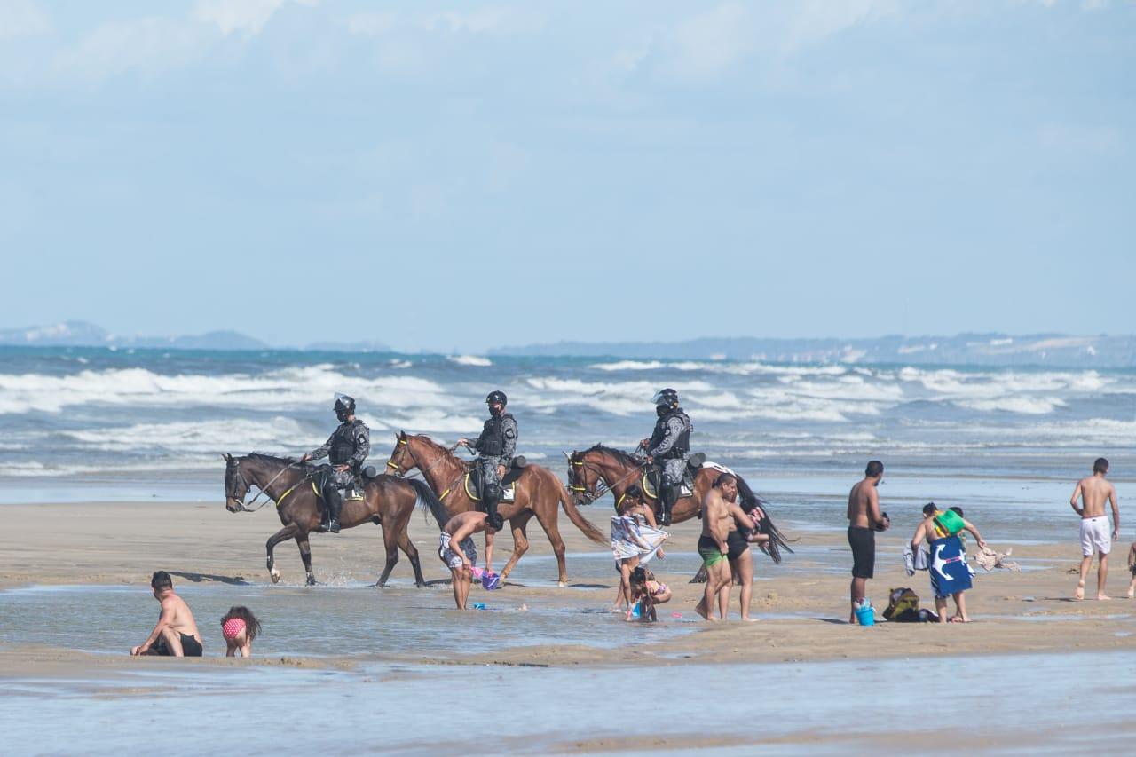 Banhistas sendo retirados da faixa de areia