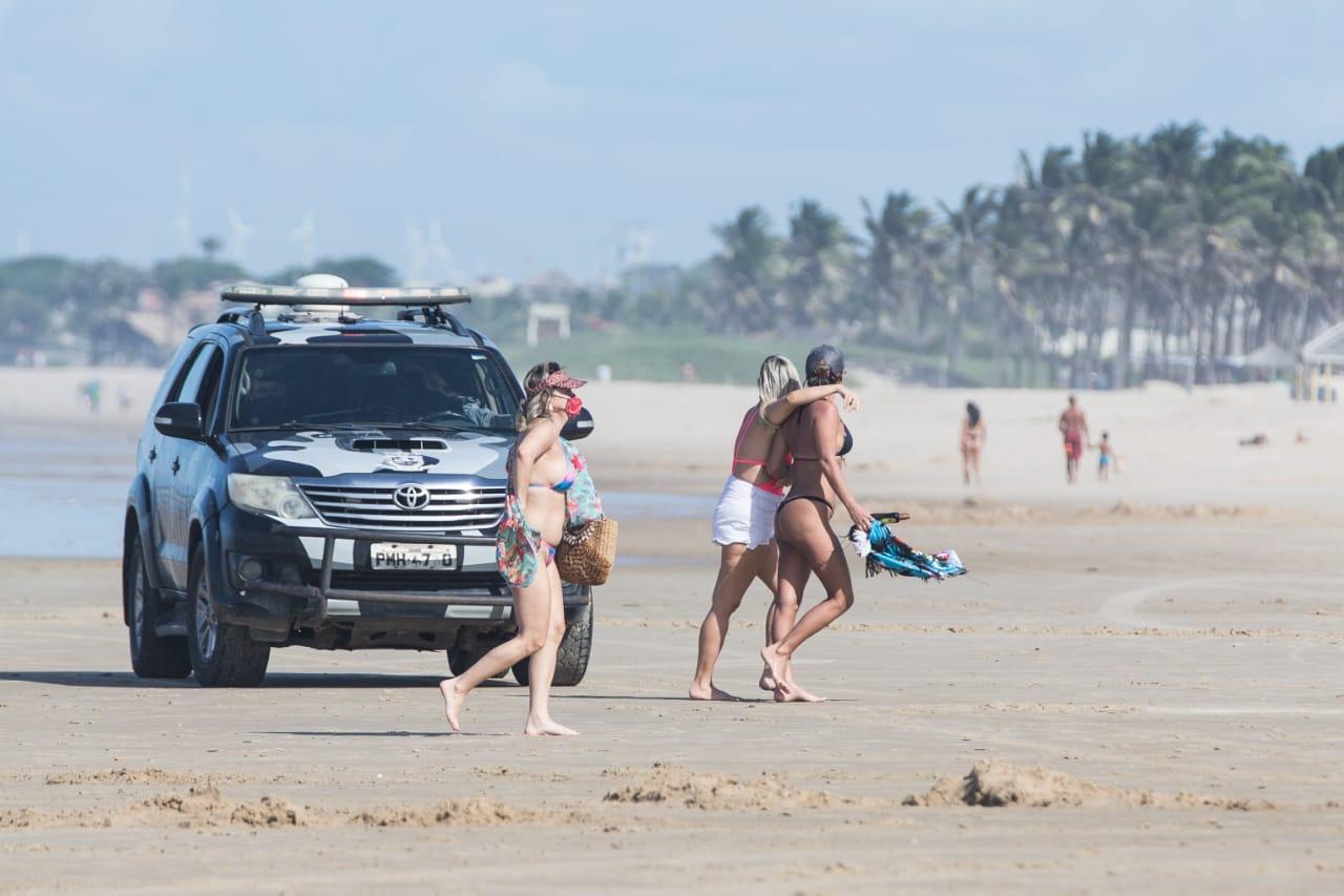 Viatura da Polícia Militar fazendo patrulhamento para dispersar aglomerações