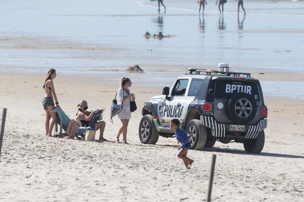 Policiais militares orientaram as pessoas que estavam na Praia do Futuro sobre o decreto estadual