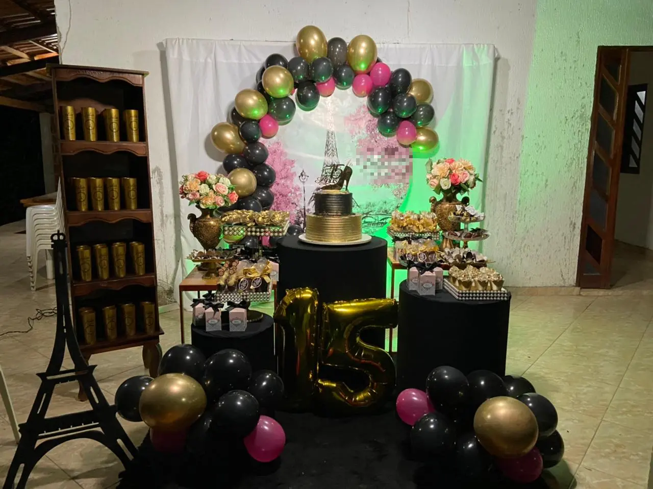 mesa com bolo e decoração