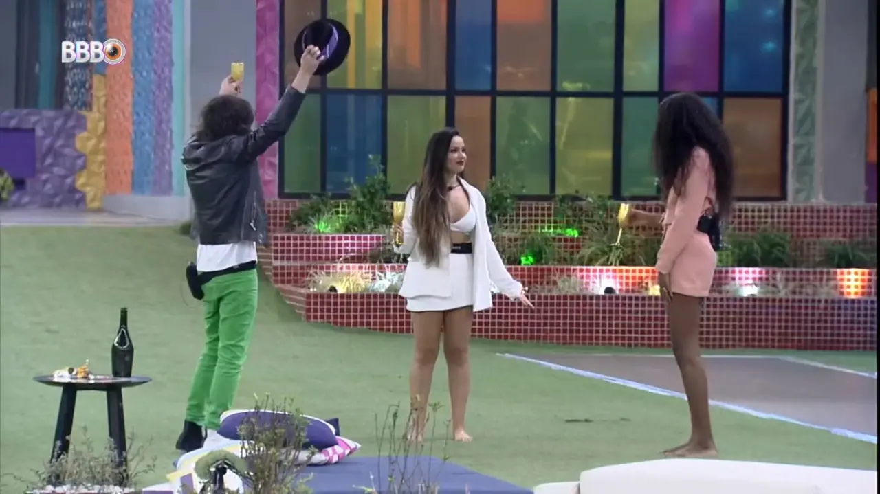Finalistas Fiuk, Camilla e Juliette comemoram no BBB 21