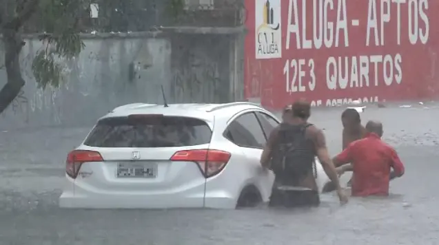 Veículo preso na Avenida Heráclito Graça