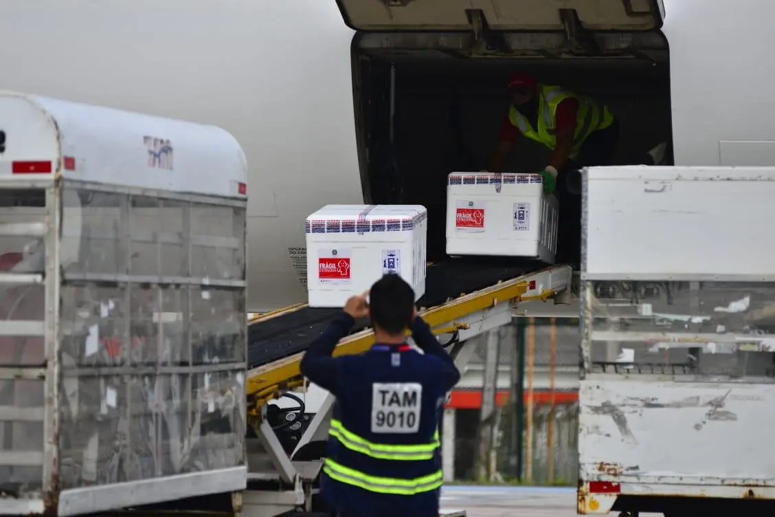 embalagens guardando as vacinas desembarcando de avião em fortaleza