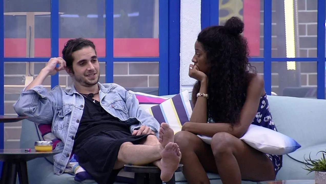 Fiuk e Camilla conversam na área externa do BBB 21