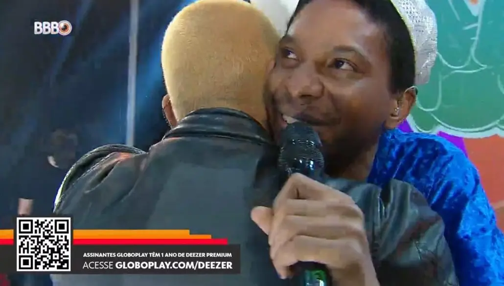 Lucas penteado na final do BBB 21 cantando com Projota