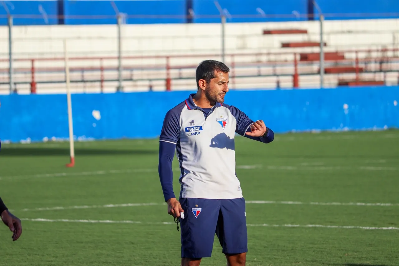 O auxiliar fixo Léo Porto, do Fortaleza