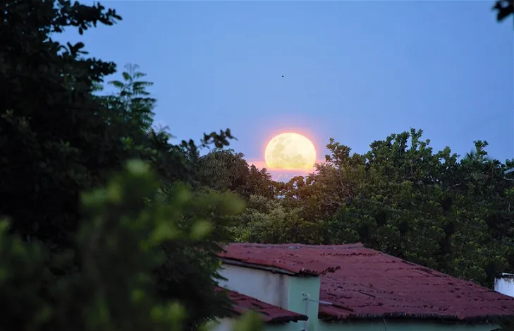 A superlua consiste na junção de uma lua cheia com um período de maior proximidade do astro com a Terra.