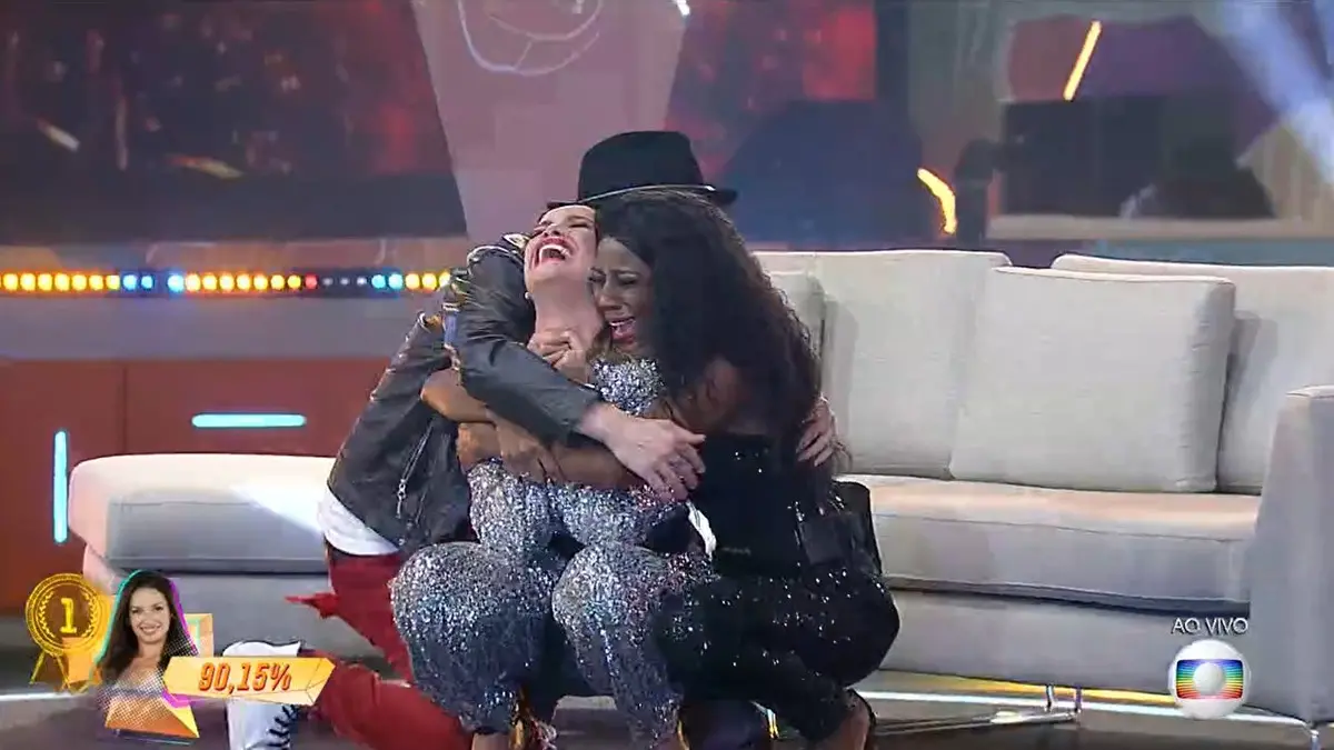 Finalistas se abraçam no BBB 21