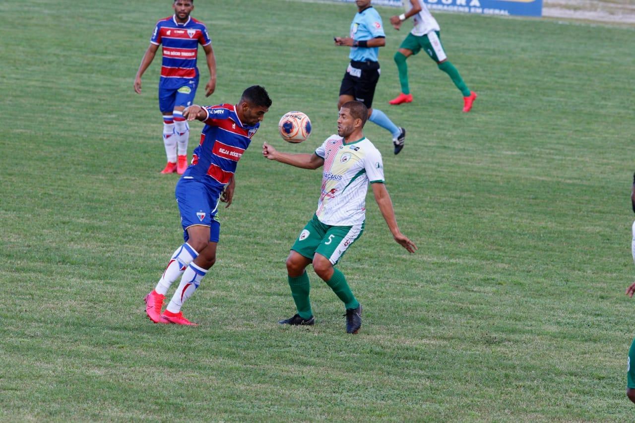 Jogador do Fortaleza disputa bola com jogador do Pacajus