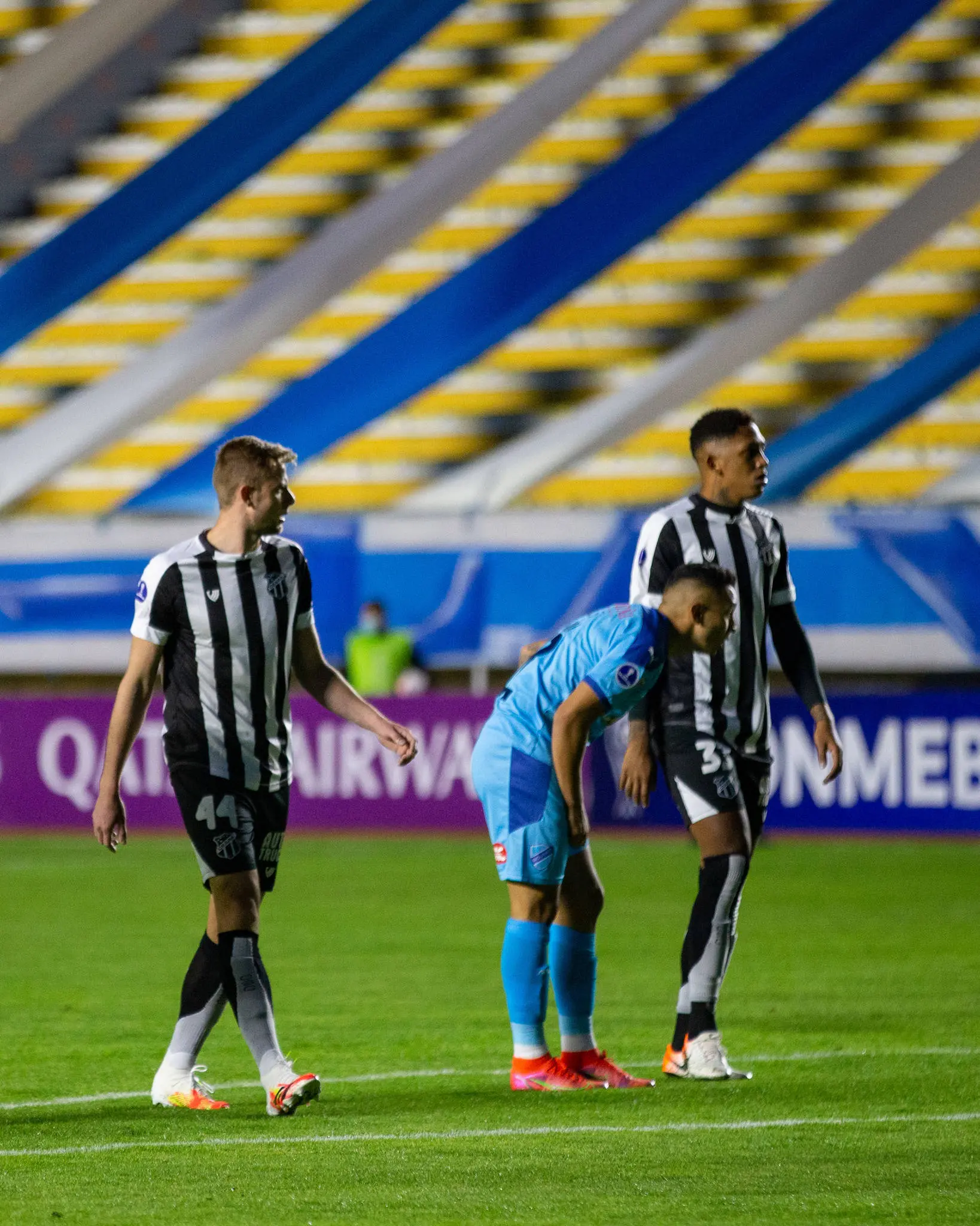 Zagueiros Klaus e Jordan, do Ceará, marcando jogador do Bolívar