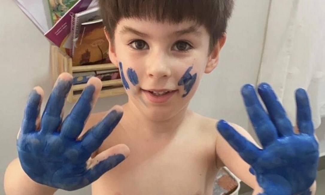 Henry Borel com mãos pintadas de azul