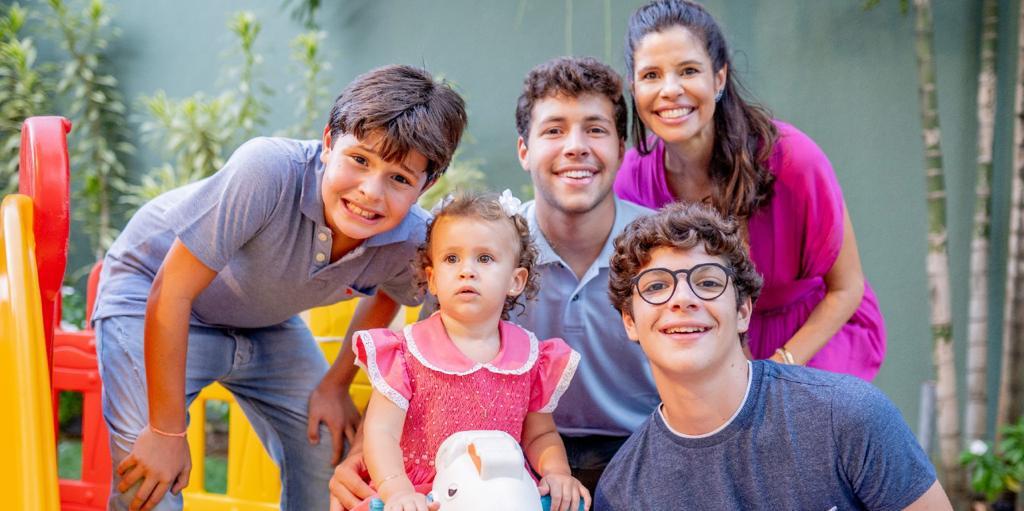 Ticiana Oliveira e seus filhos em idades e fases diferentes: Bruno Filho (18), Pedro (15), Felipe (12) e Helena (2).