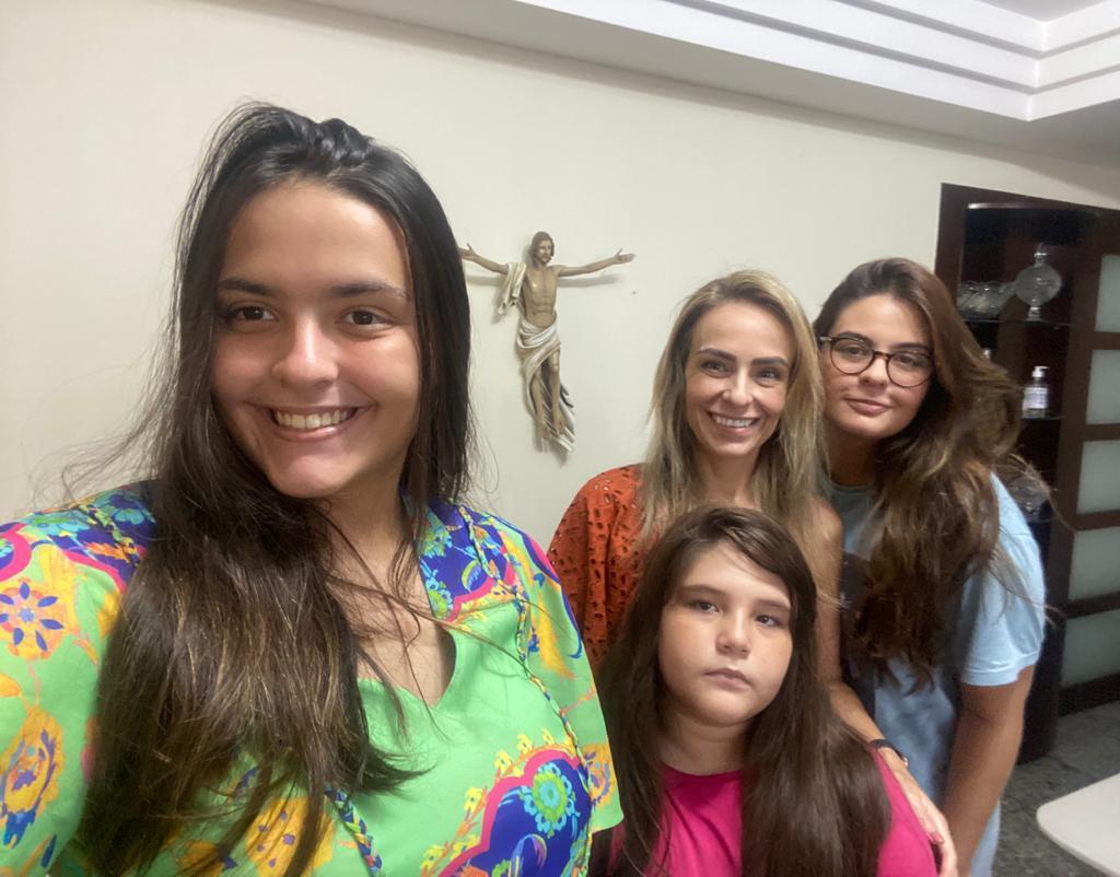 A super mãe Liliane Vasconcelos e suas filhas: Lara, Clara e Luana.
