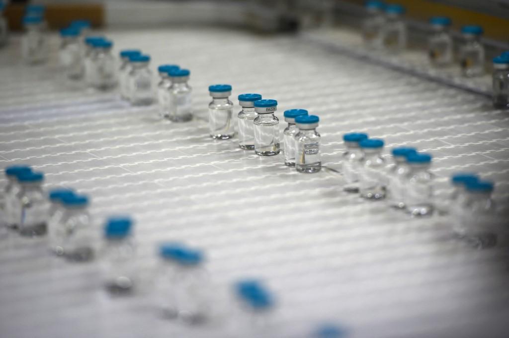 Frascos de vacinas em laboratório