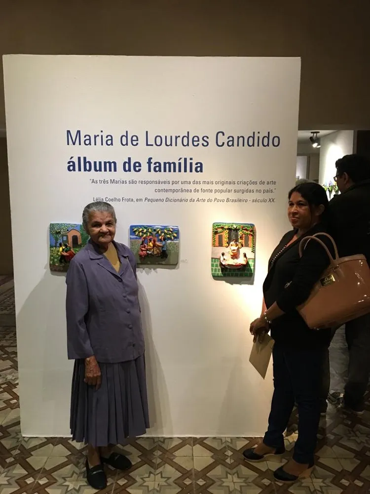 Dona Maria de Lourdes Candido e Dora Monteiro em um evento de artesanato: conhecimento ancestral contornando o mundo