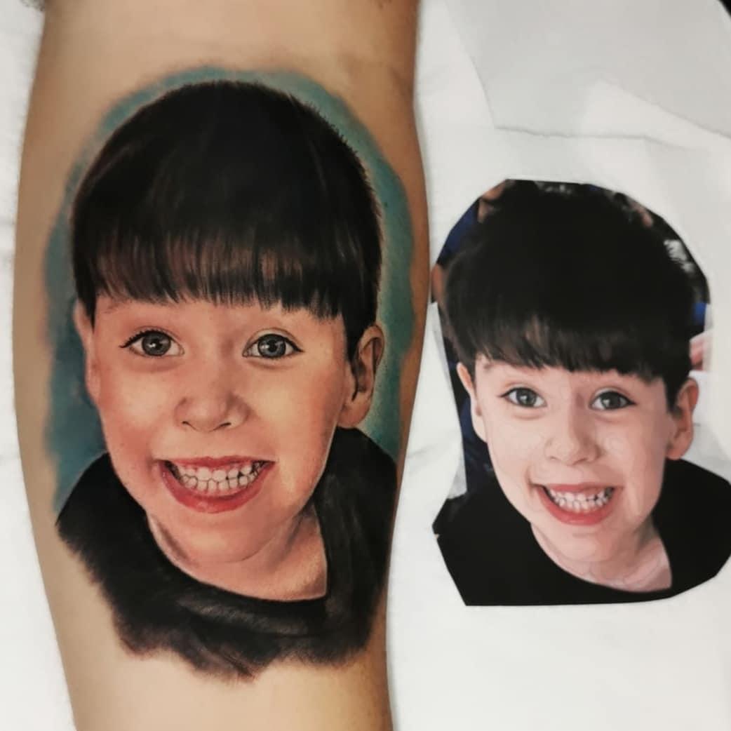 Tatuagem de rosto de Henry Borel ao lado de foto da criança