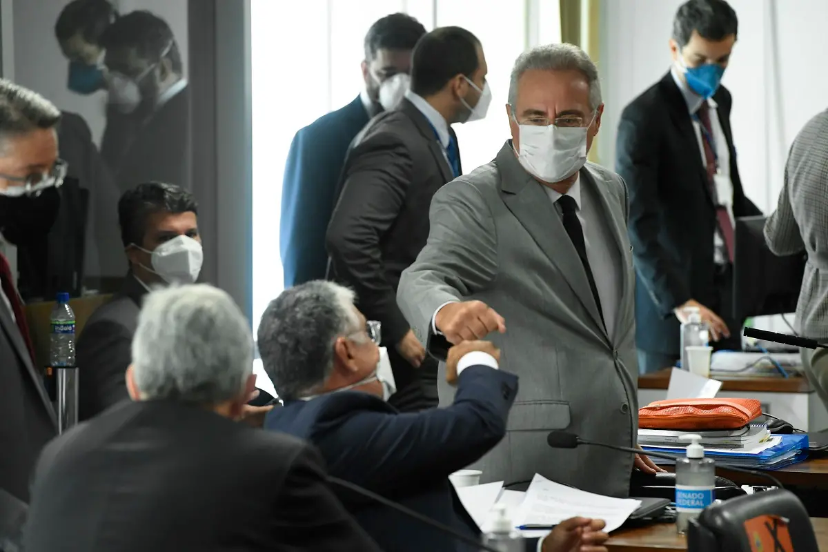 Eduardo Girão cumprimenta senador Renan Calheiros na CPI