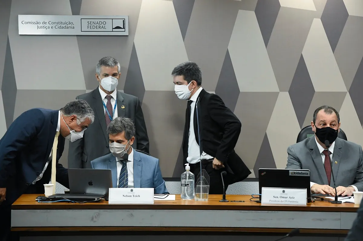 Senador Eduardo Girão fala com Nelson Teich no intervalo das discussões