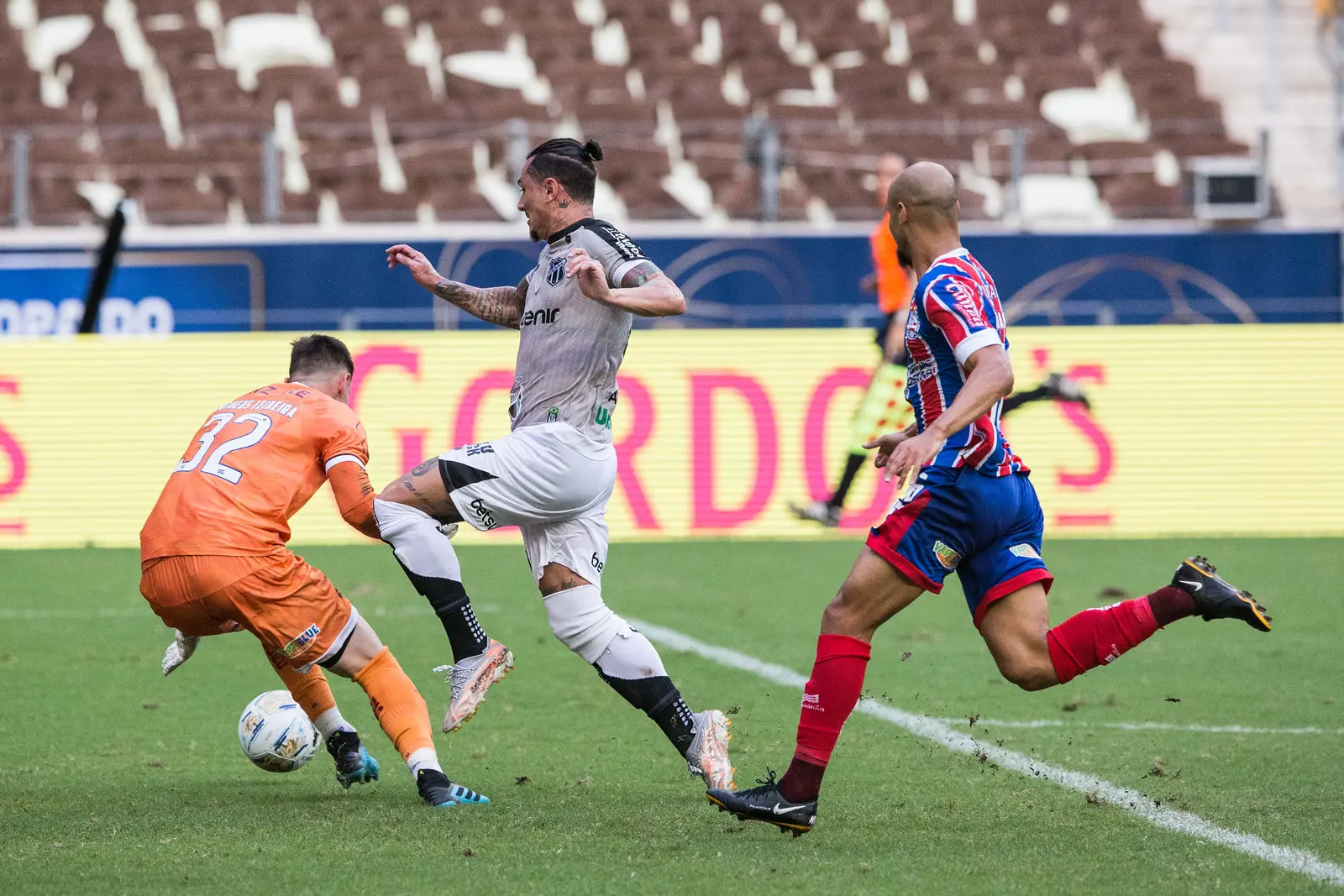 Vina dispura bola com goleiro do Bahia