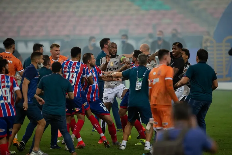 Jogadores de Ceará e Bahia se desentendem