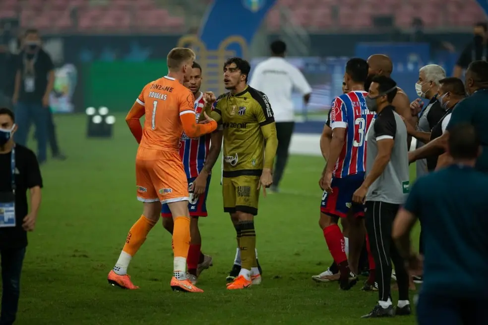 Jogadores de Ceará e Bahia se desentendem