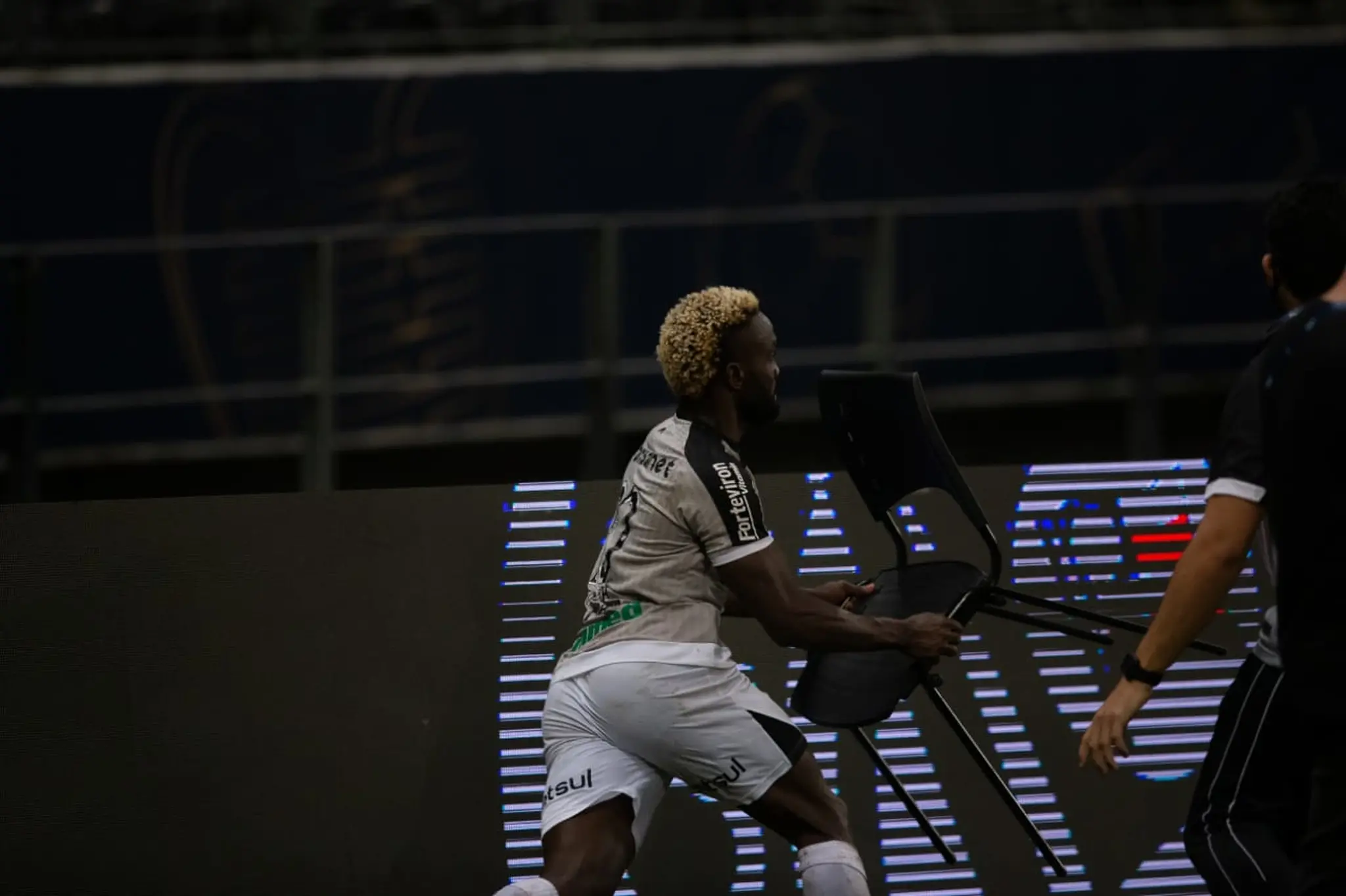 Mendoza segura cadeira durante briga generalizada