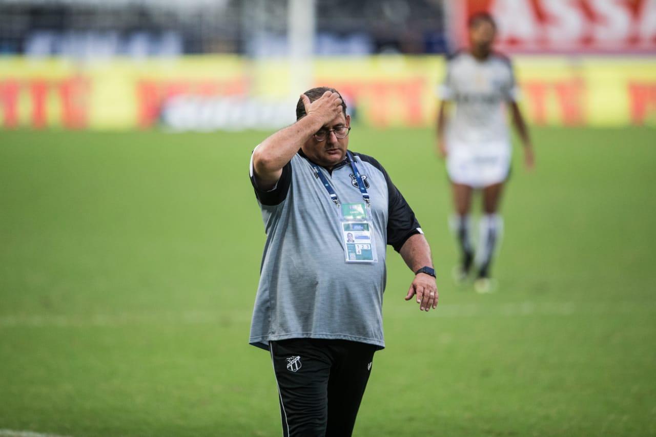 Guto Ferreira coça a cabeça e lamenta derrota