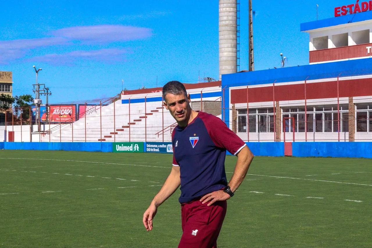 O técnico Vojvoda conheceu a estrutura do Pici nesta segunda-feira (10)