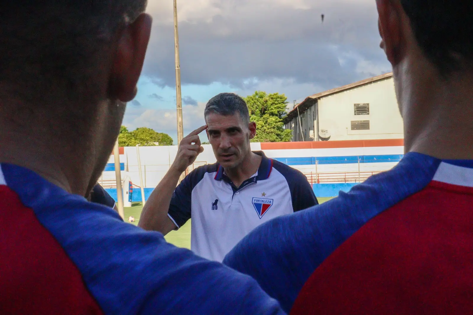 Vojvoda em reunião com o elenco do Fortaleza