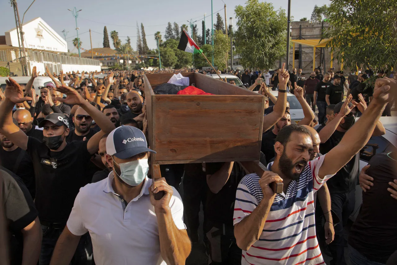 Enterro de Mousa Hassouna, palestino morto pela em protesto reprimido pela polícia de Israel em Lod
