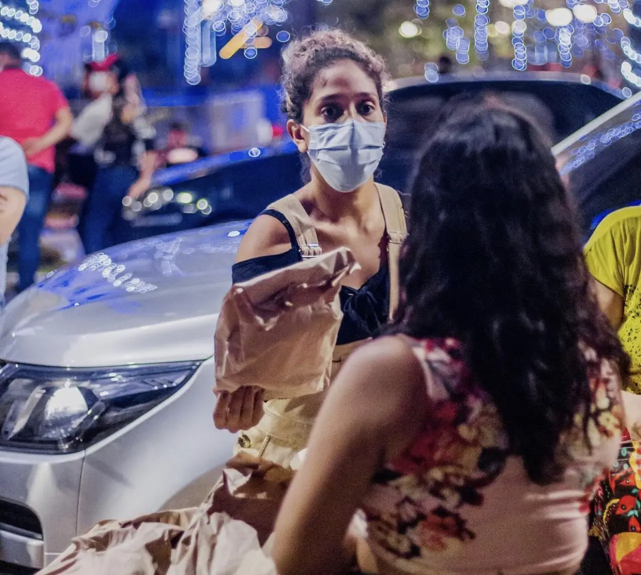 Larissa é quem está a frente do IG @sanguenosso e vem promovendo campanhas e distribuindo kits de higiene pessoal a mulheres em situação vulnerável.