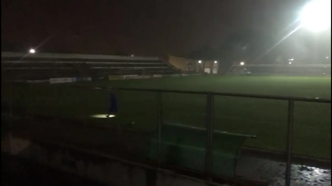 Jogo entre Fortaleza e Crato no Estádio Raimundão foi paralisado no começo do segundo tempo após queda de energia