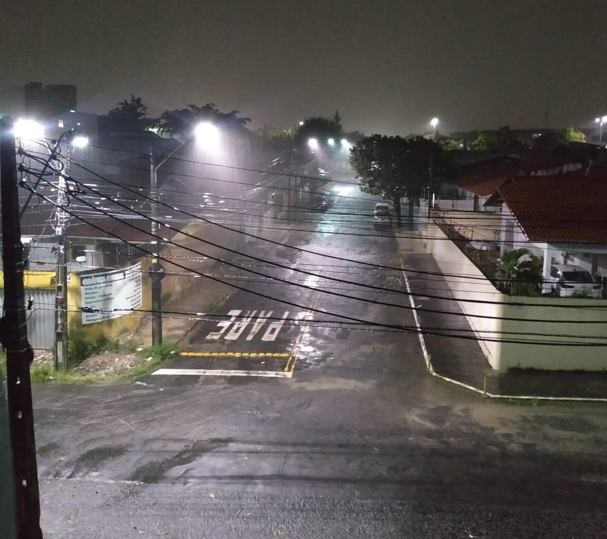 Foto de rua da Cidade dos Funcionários durante chuva em Fortaleza