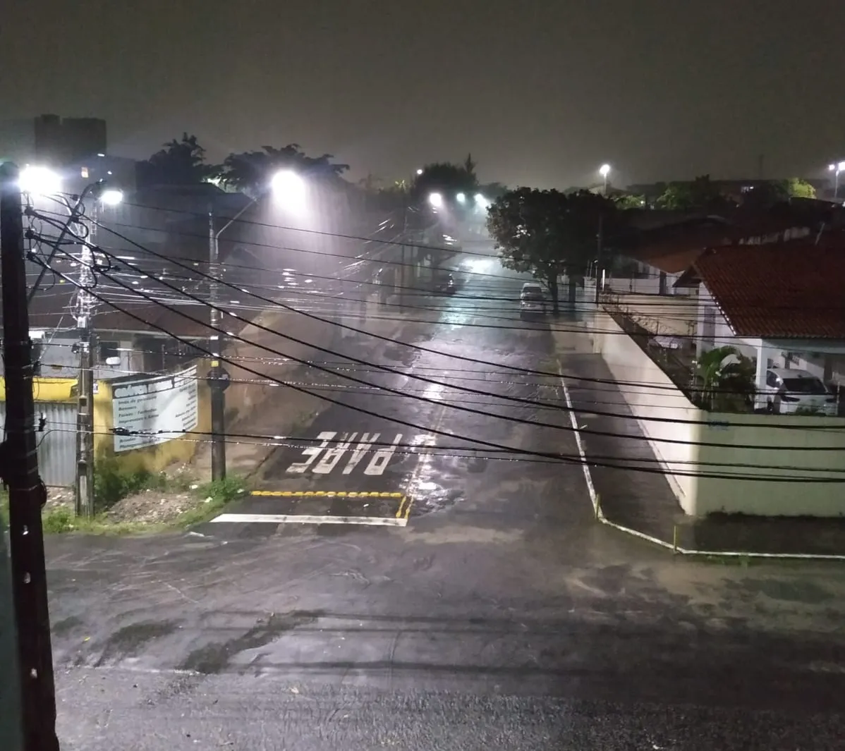Noite de chuva no bairro Cidade dos Funcionários