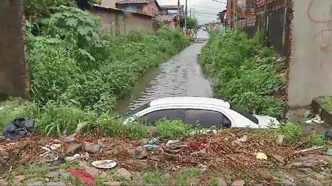 Carro em canal de Caucaia após chuvas fortes