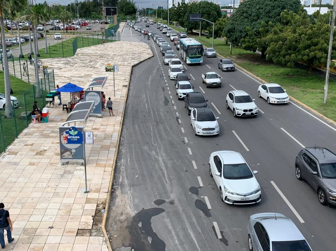 Fila de carros para drive-thru de vacinação contra Covid no Centro de Eventos