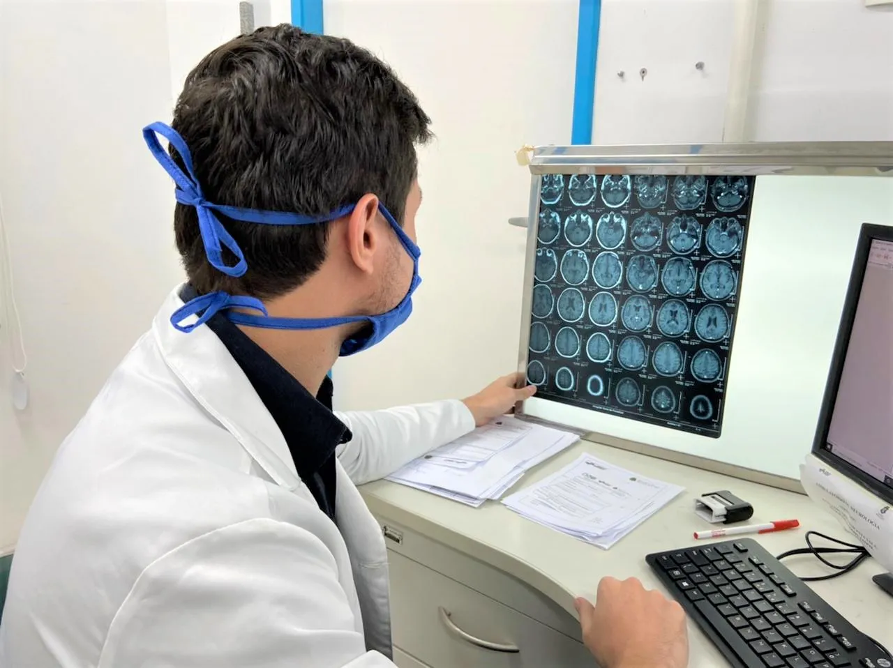 É importante que a população seja devidamente encaminhada para o tratamento, a fim de que hajam intervenções rápidas voltadas para a melhoria da qualidade de vida e dos sintomas desses pacientes.