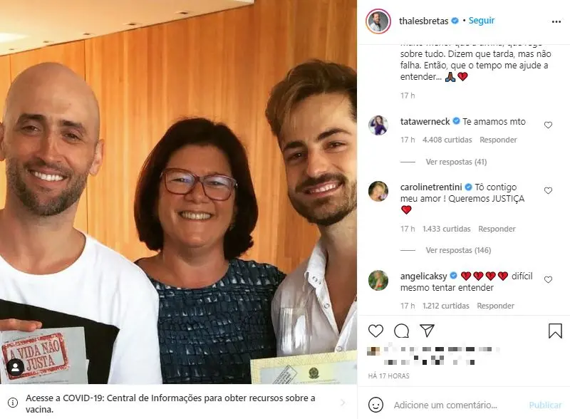 Paulo Gustavo e Thales Bretas posam com a juíza Andrea Pacha