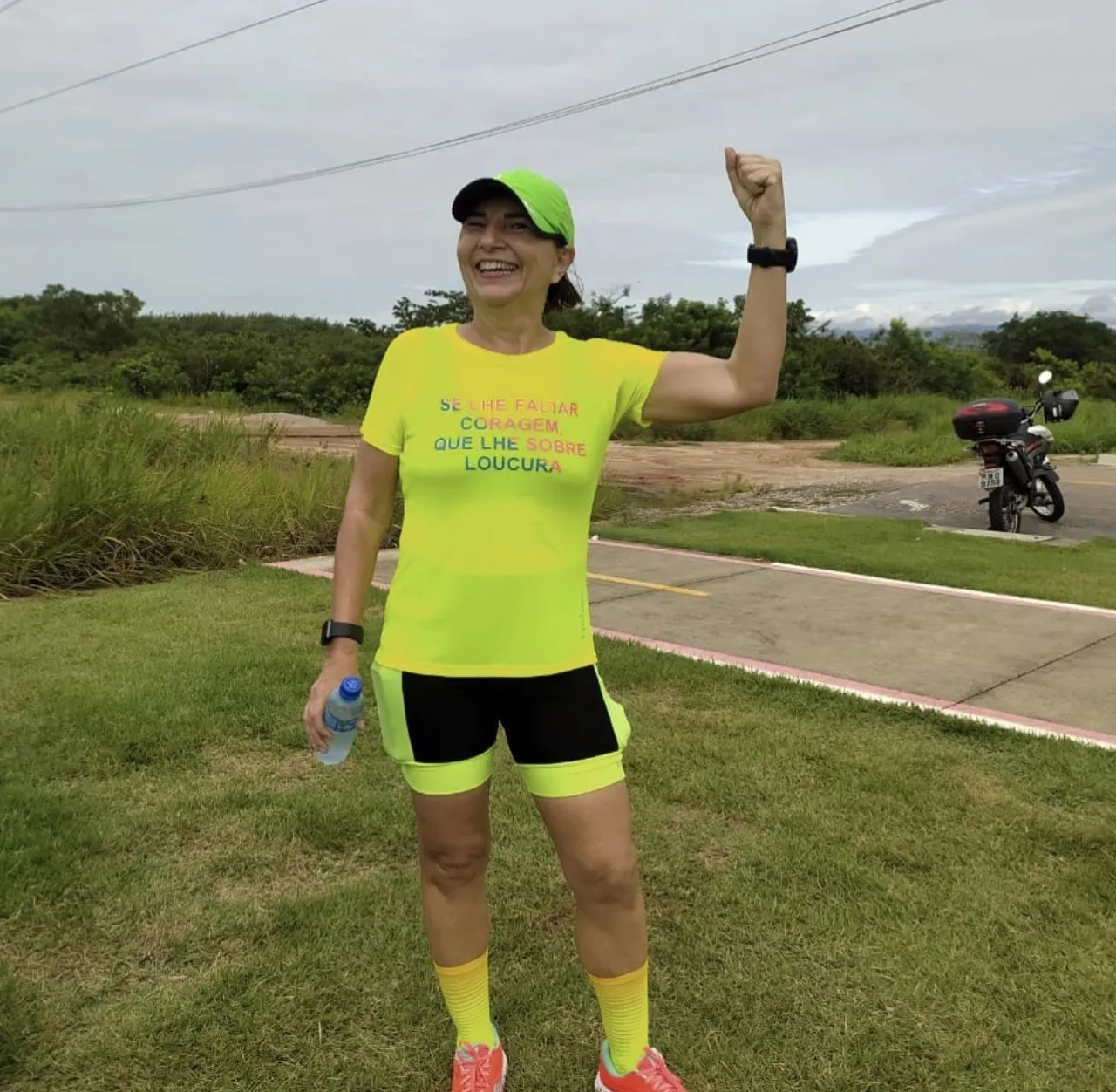 Soraia Victor conseguiu ainda fazer pose quando chegou em Canindé e finalizou 100km de corrida inteira.