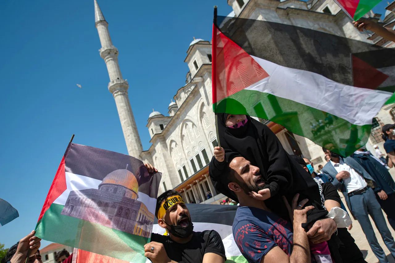 Protesto de palestinos em Israel, nesta sexta-feira (14)