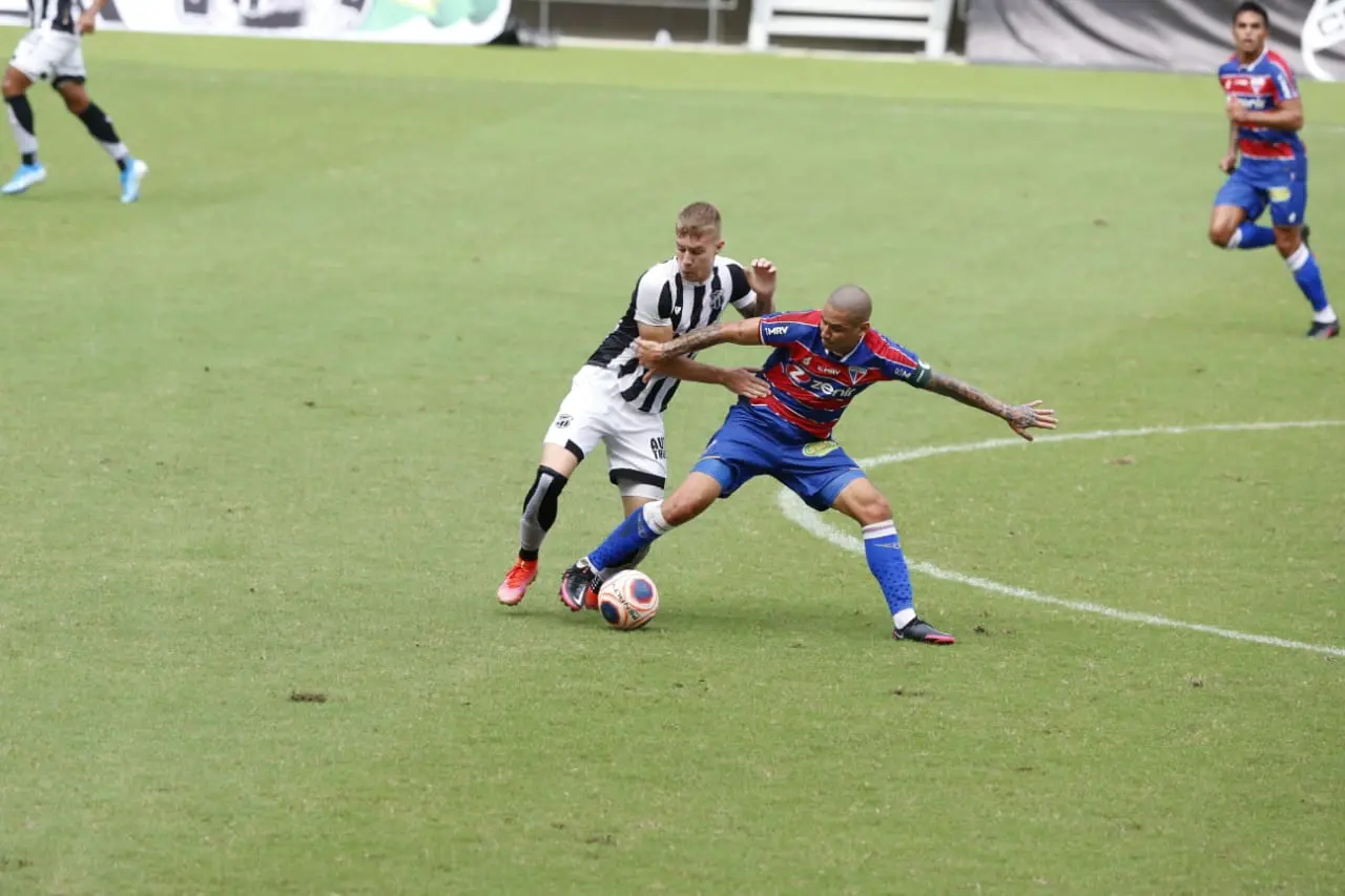 Atletas de Ceará e Fortaleza disputam a bola