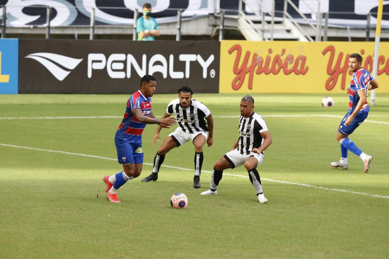 David domina a bola contra dois marcadores do Ceará