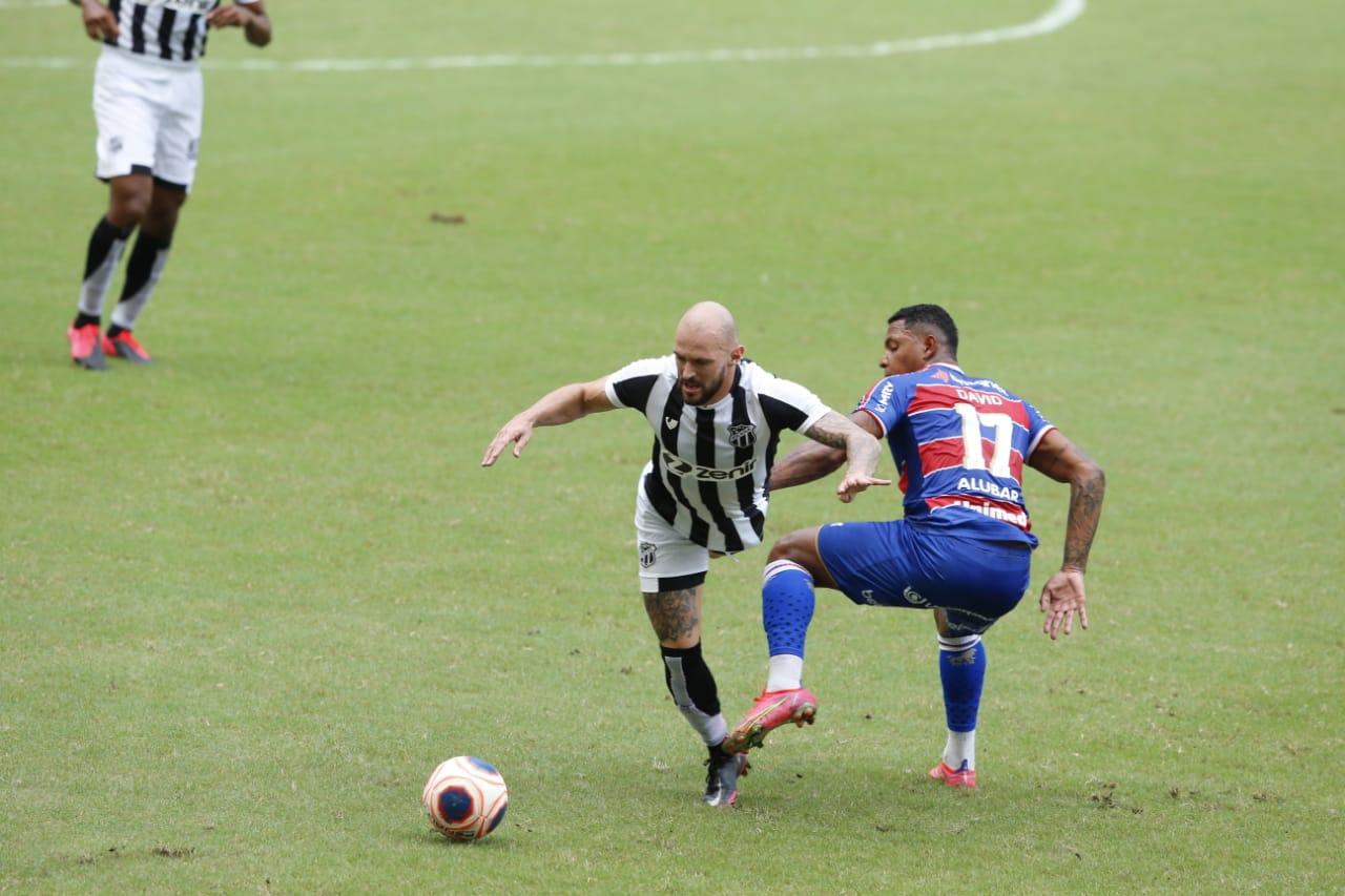 Atletas de Ceará e Fortaleza disputam a bola