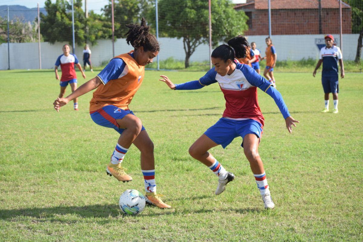 Atletas do Fortaleza disputam bola