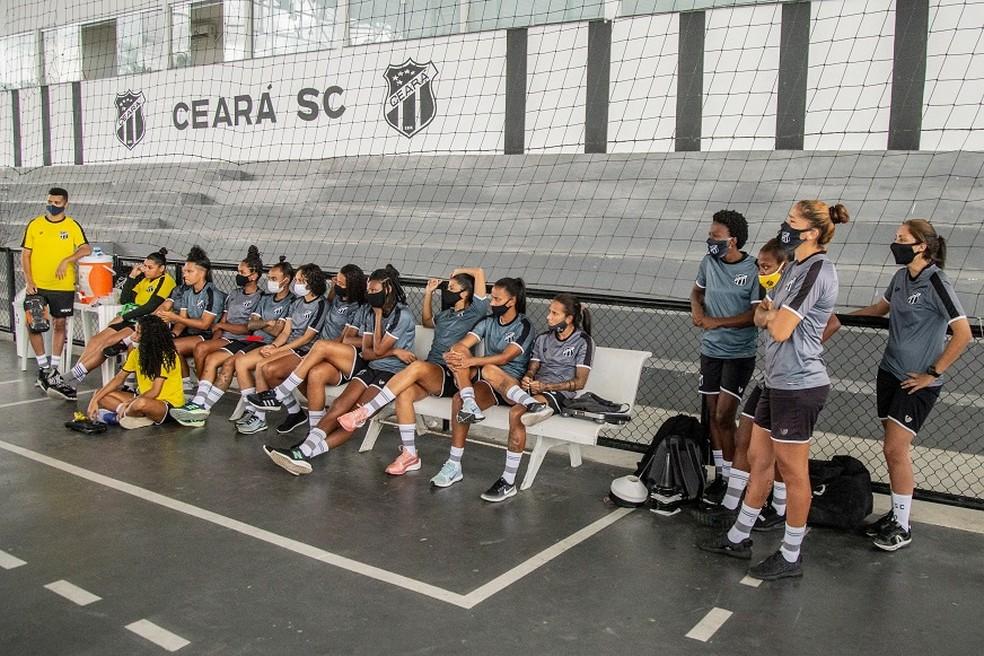 Atletas do Ceará aguardam treino em ginásio do clube