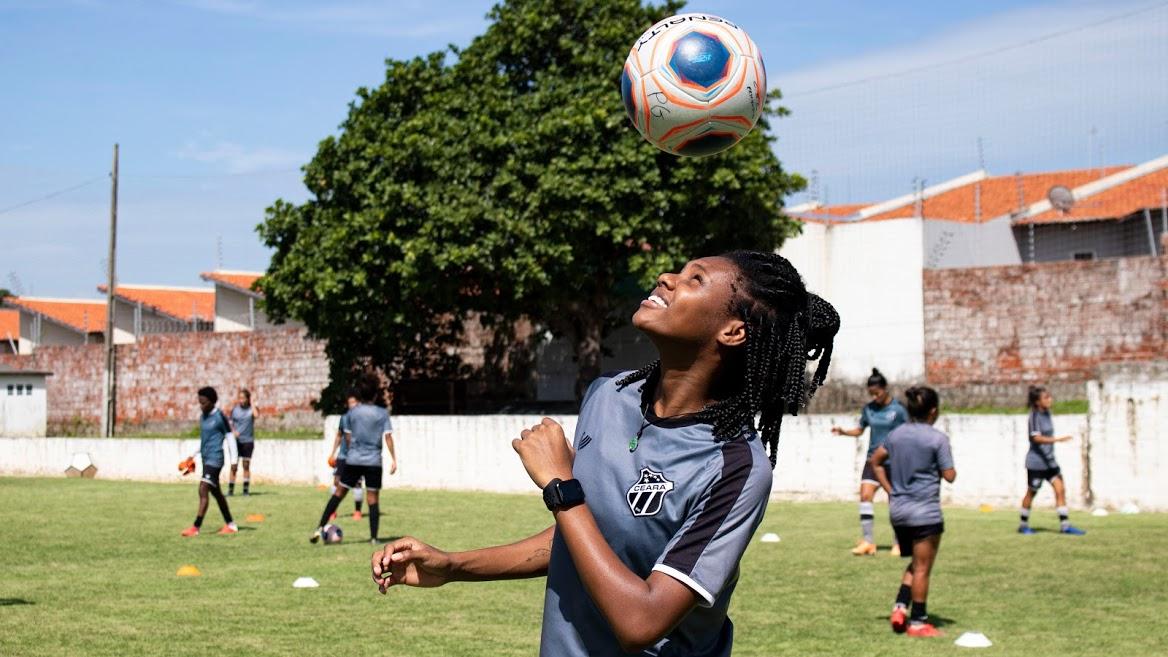 Atleta do Ceará mostra habilidade com a bola em toque de cabeça